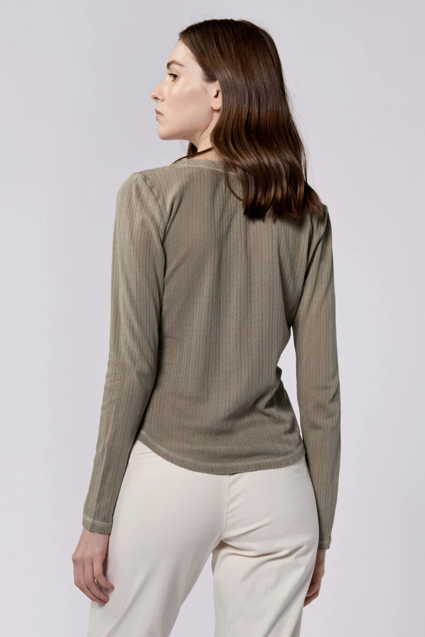 CORTADO LONG SLEEVE FITTED HENLEY TOP VETIVER