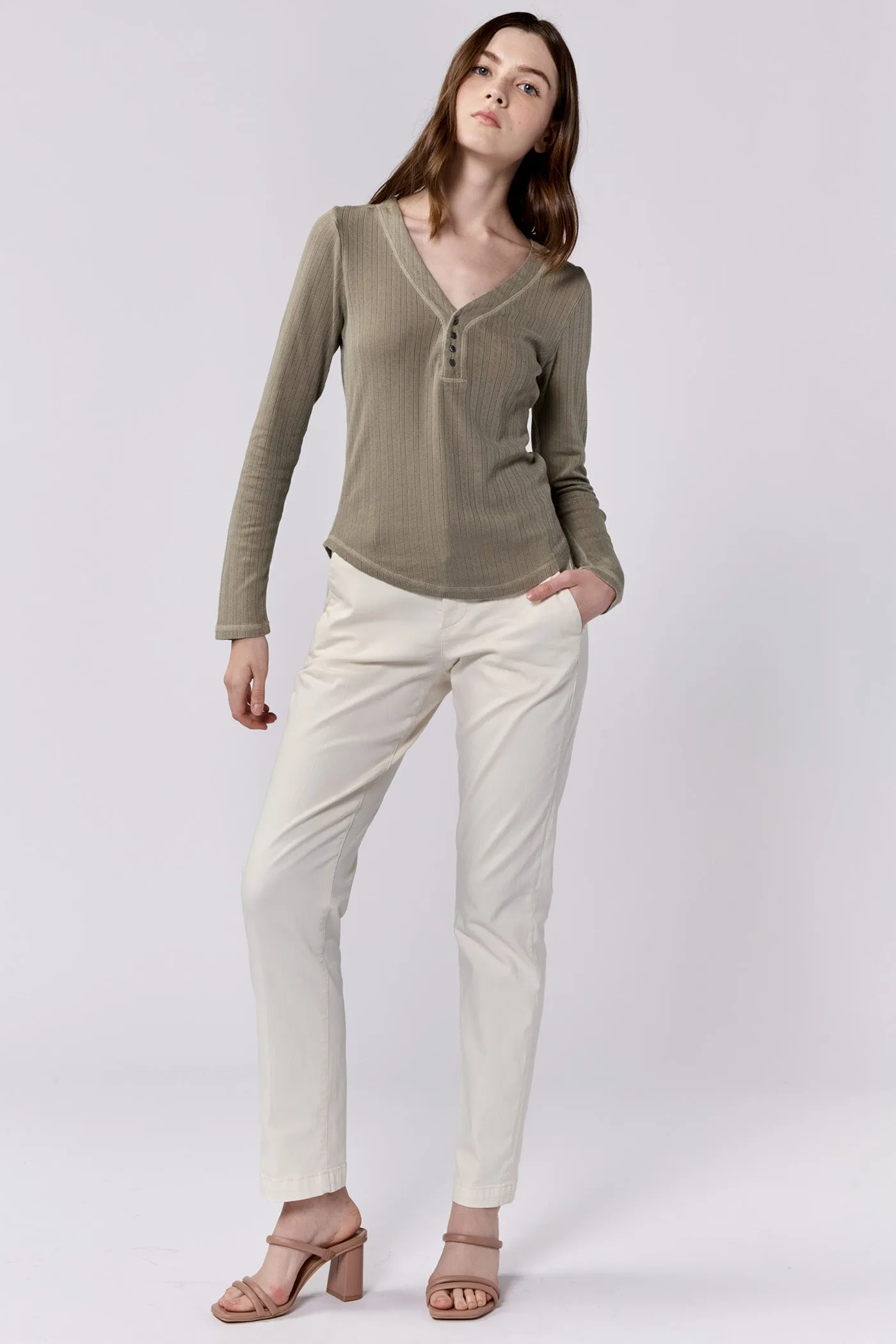 CORTADO LONG SLEEVE FITTED HENLEY TOP VETIVER