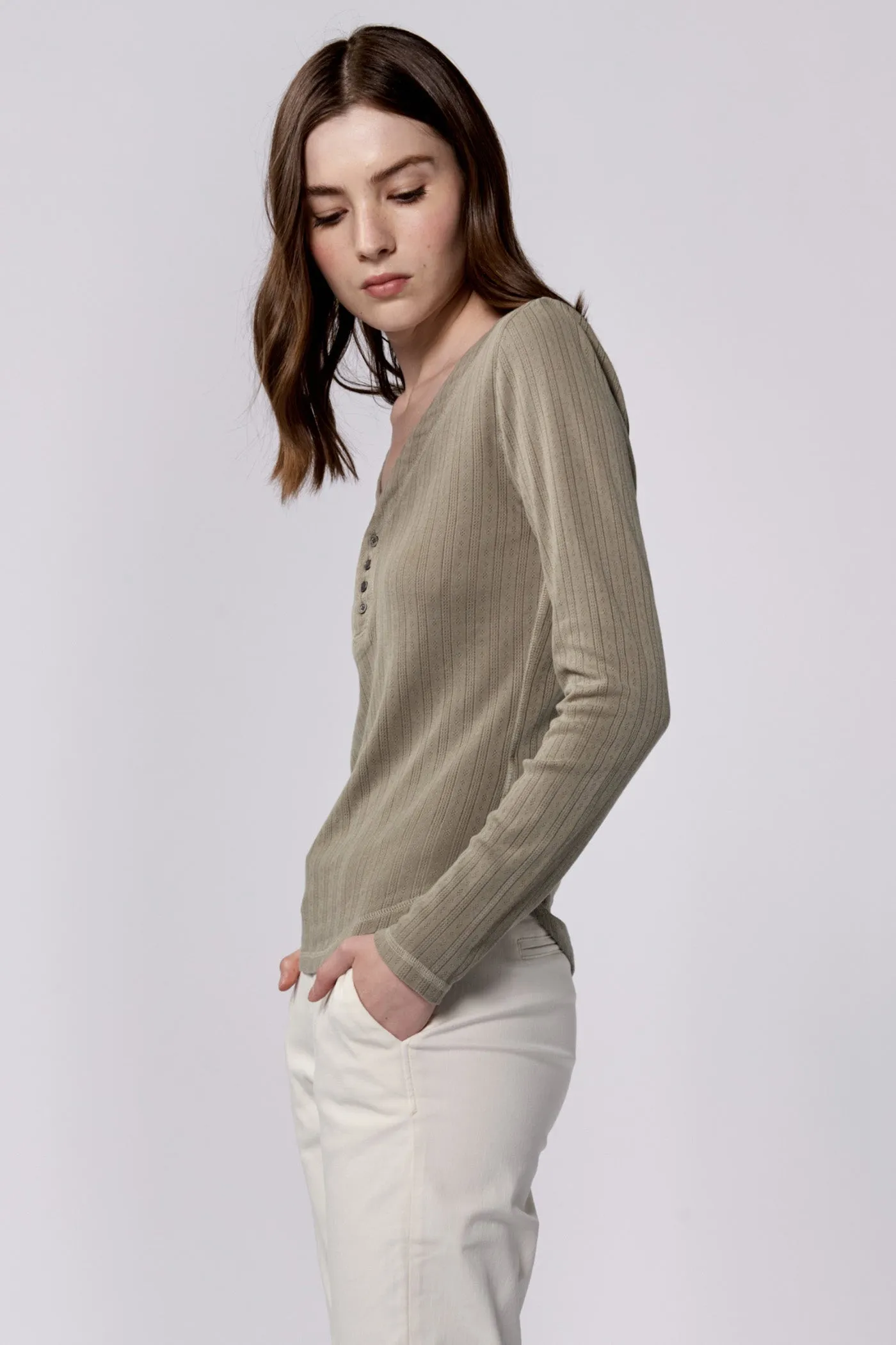 CORTADO LONG SLEEVE FITTED HENLEY TOP VETIVER